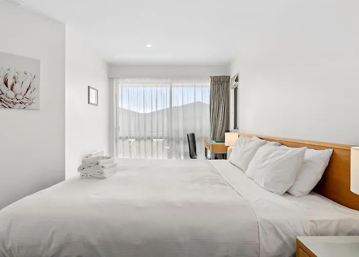 2 Bed With 2 Ensuites To Fields Balcony Sleeps 4 Apartment *