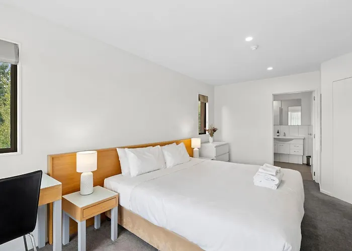 2 Bed With 2 Ensuites To Fields Balcony Sleeps 4 Apartment *